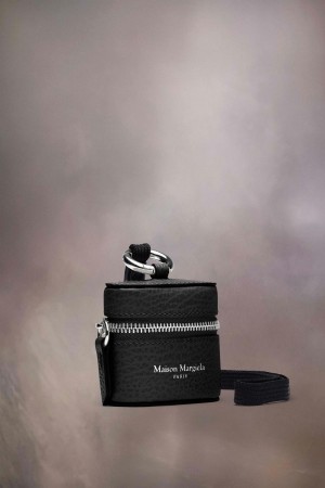 Maison Margiela Logo Airpod Case Black | UK_MM19982